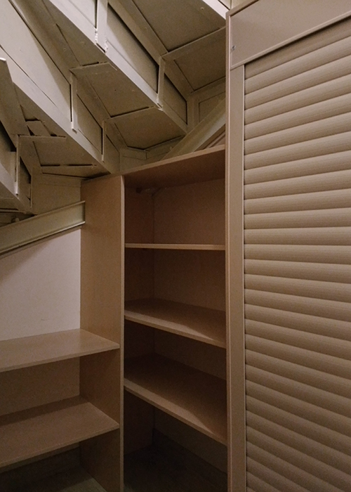 Шкаф с рольставнями (стелажная конструкция) под лестницей.